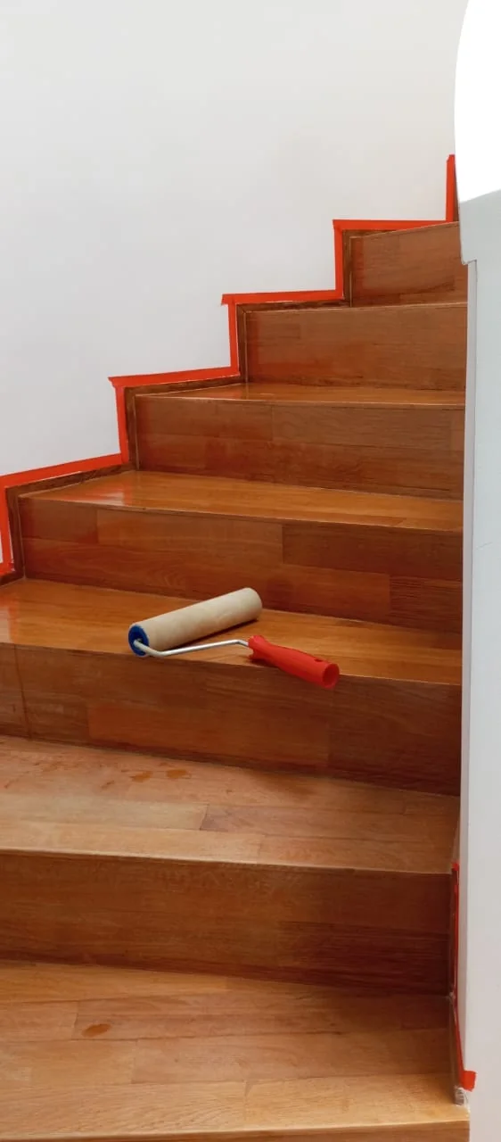 Escalier habillé de bois avec marches, contremarches et rouleau de finition