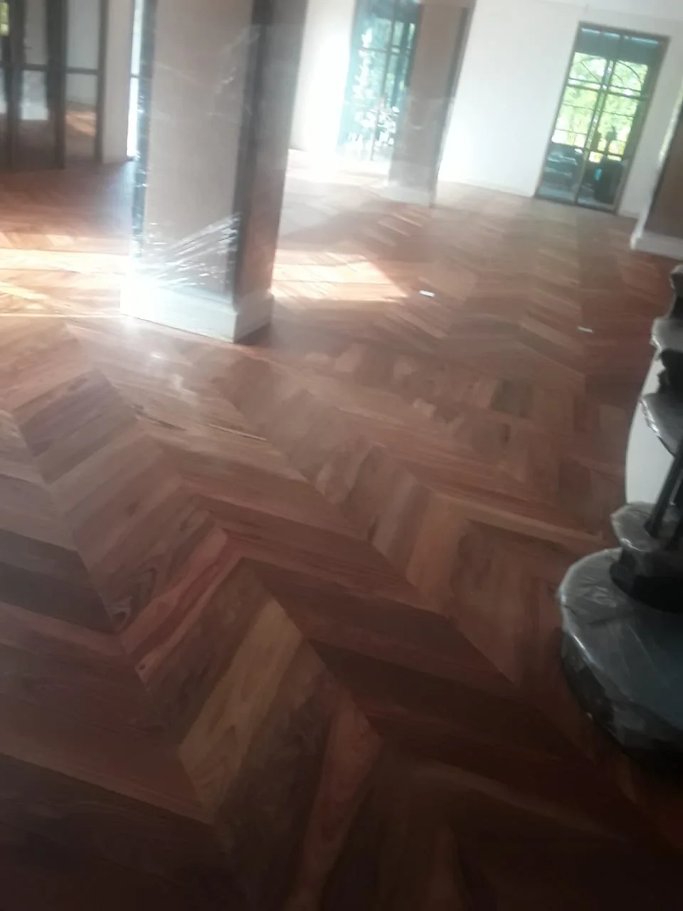 Perspective du motif en bâton rompu depuis l’entrée du séjour