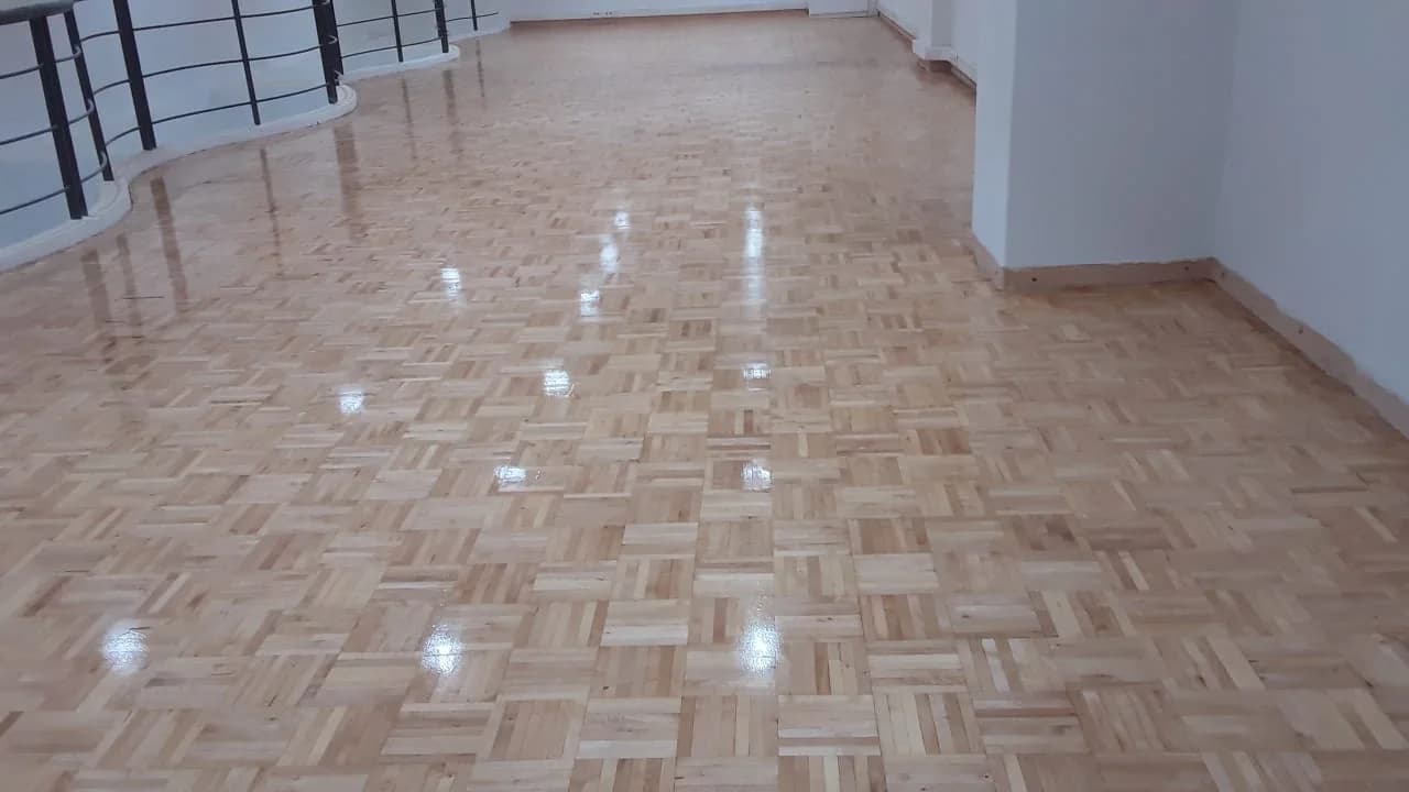 Vue d’ensemble d’un sol en petits éléments de parquet disposés en damier