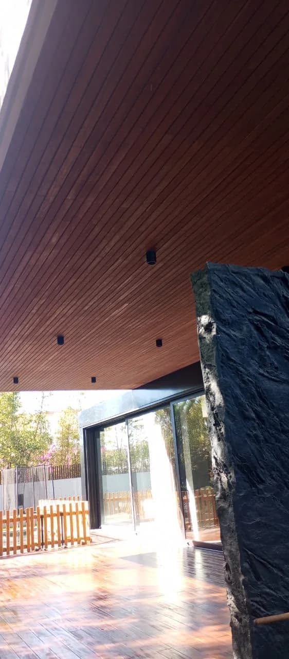 Terrasse couverte avec platelage et plafond à lames de bois